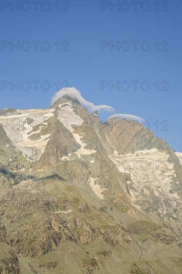 View from Franz Joseph Höhe into the mountains (Großglockner) with Pasterze on a sunny day at