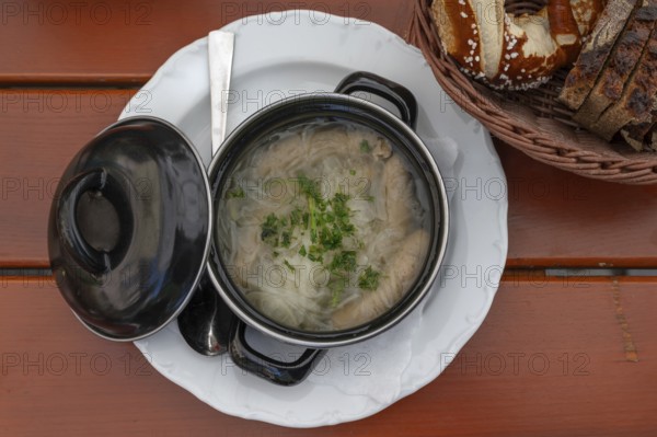 Six sour tips with onions, Franconian speciality served in a small enamel pot, Nuremberg, Middle