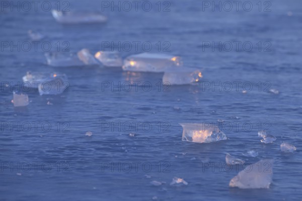 Blue ice... Ice sheets (high water on the Lower Rhine), ice sheets on an ice surface in the early