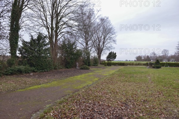 Old cemetery... Kerpen Manheim (North Rhine-Westphalia) in December 2018, gravesites in