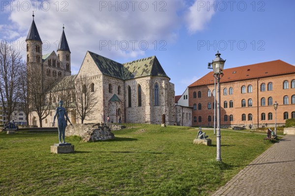 Kloster Unser Lieben Frauen, sculpture park, park, lawn, sculptures, lantern, art museum, bare