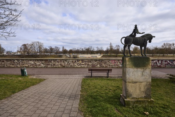 Sculpture Europe, metal sculpture, sculptor Lutz Holland, river Elbe, bare wintry trees, riverside