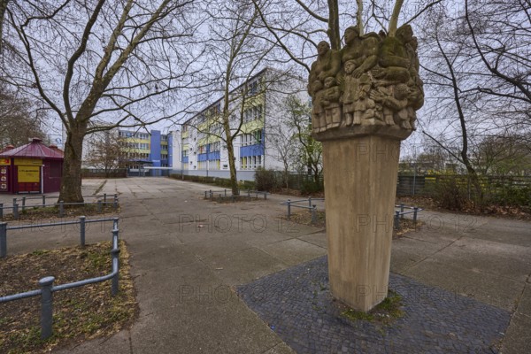 Song stele, sculpture, concrete, sculptor Ursula Schneider-Schulz, style socialist realism,