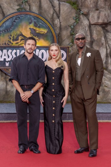 Jonathan Bailey, Scarlett Johansson and Mahershala Ali at the German premiere of the adventure film