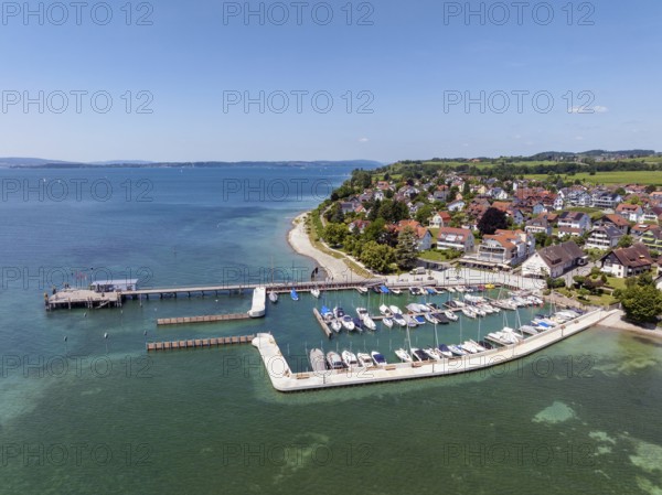 Luftbild von der Bodenseegemeinde Hagnau, Winzerdorf und beliebter Ferienort am Bodensee, mit dem