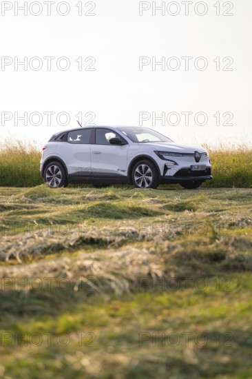 Parked car in a green field landscape, Renault Megane, Deer E Carsharing, electric car, Calw, Black