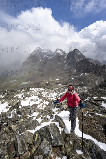 Mountaineers in a rocky mountain landscape, ascent to the Keeskopf from the Niedere Gradenscharte,