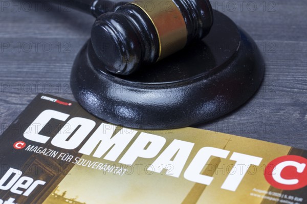COMPACT MAGAZINE with a judge's gavel. A ban is being negotiated at the Federal Administrative
