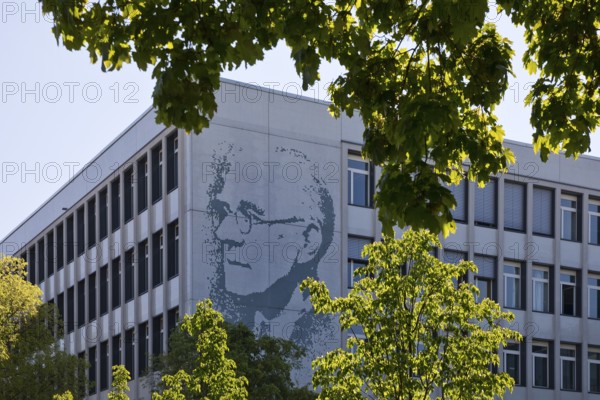 Vocational school centre Mitte Peter-Behrens-Schule with the portrait of Peter Behrens on the