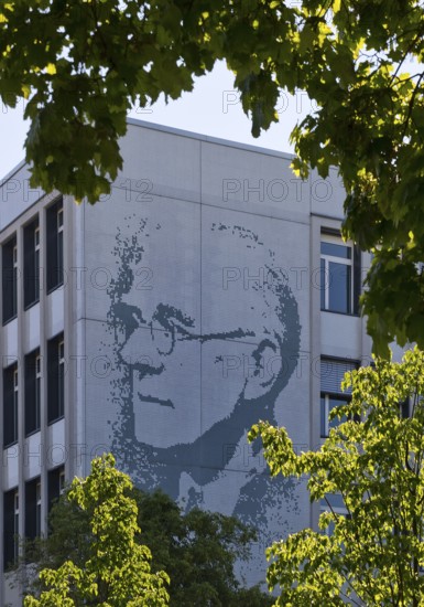 Vocational school centre Mitte Peter-Behrens-Schule with the portrait of Peter Behrens on the