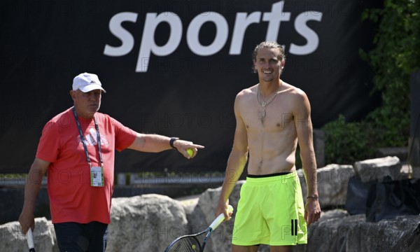 Training, coach Alexander Zverev senior, father of Alexander Zverev GER, upper body naked, gesture,