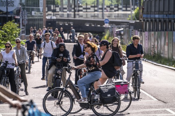 Central cycle path along the Vredenburg, behind the main station, Utrecht Centraal, in the city