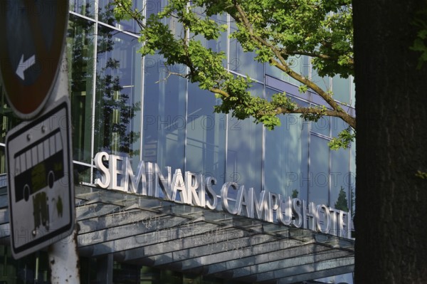 The Seminaris Campus Hotel is located between university, cultural and scientific institutions on
