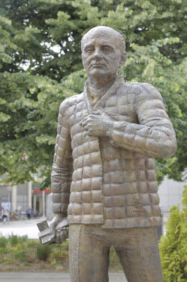 Sculpture Mikhail Gorbachev by Bernd Göbel 2020, monument, Russian president, politician, Platz der
