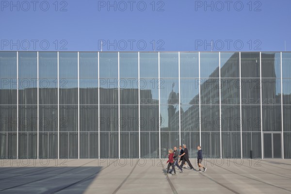 Pedestrian at the Bauhaus Museum, modern glass construction, glass window, Dessau, Dessau-Roßlau,