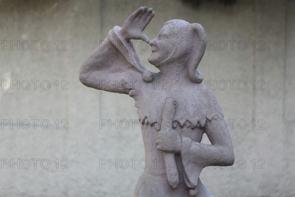 Sculpture of Till Eulenspiegel with gesture, thumb on nose, arm, high, up, hand, Bernburg,