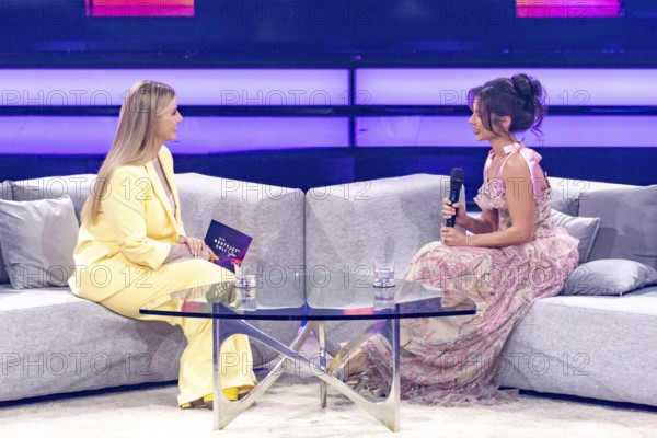 Sahrah Engels in conversation with Beatrice Egli at the Beatrice Egli Show in Studio Berlin