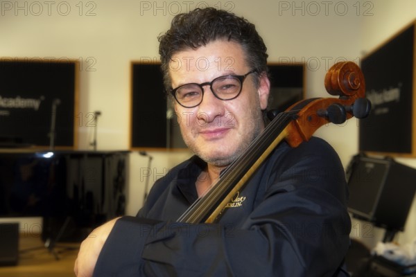 Pierluigi Ruggiero (cellist and artistic director), Ensemble SineQuaNon Berlin, rehearsal for the