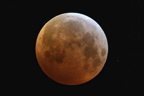Blood moon (lunar eclipse), orange moon on 21 January 2019, 04:10 a.m., entry of the supermoon into