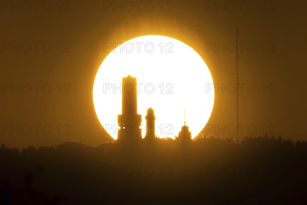 The sun sets behind the towers on the summit of the Großer Feldberg in the Taunus, Großer Feldberg