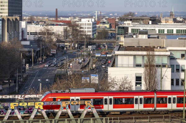 S-Bahn train on the line, railway bridge over Deutz-Mülheimer-Straße, platform tracks in front of
