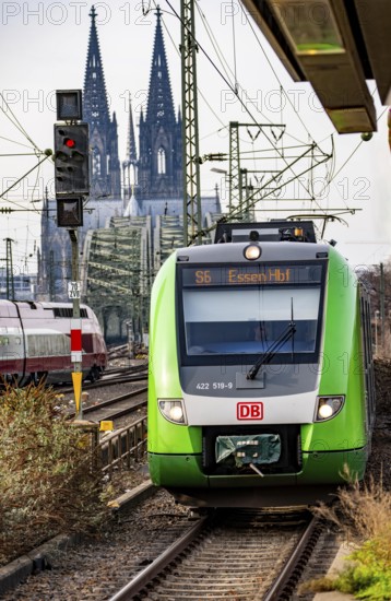 Train on the line, platform tracks in front of Cologne-Messe/Deutz station, S-Bahn, S6, runs