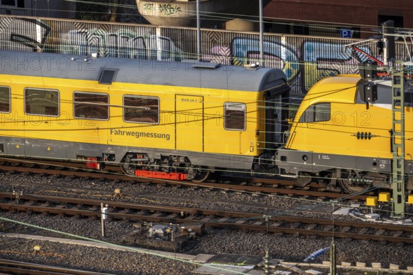 Train on the line, platform tracks in front of Cologne-Messe/Deutz station, route measurement by a