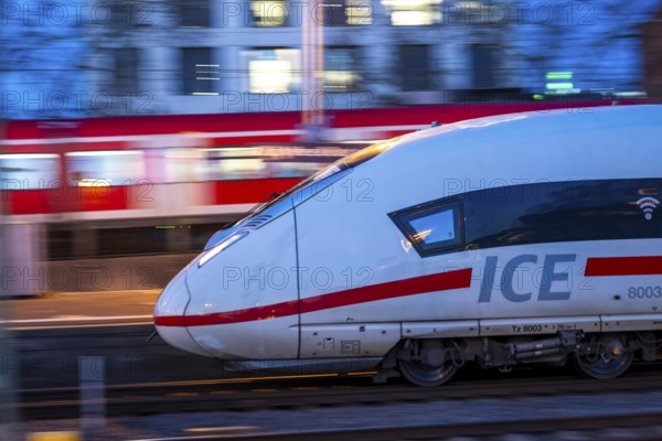 Train on the line, platform tracks in front of Cologne-Messe/Deutz station, ICE long-distance