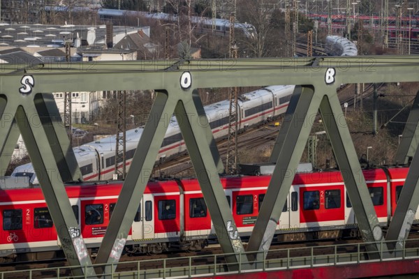 Trains on the line, platform tracks in front of Cologne-Messe/Deutz station, ICE long-distance