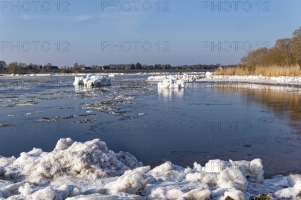Ice flow on the Elbe in the area of the federal waterway near Geesthacht on a clear winter day.