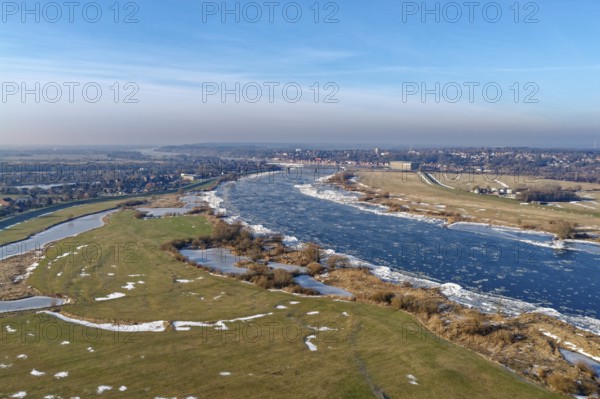 Icy riverbanks of the Elbe and ice in the foothills of the Elbe near Hohnstorf, Lüneburg district,