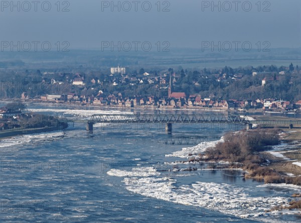 Icy riverbanks on the Elbe near Hohnstorf, Lüneburg district, on a cold winter day. In the