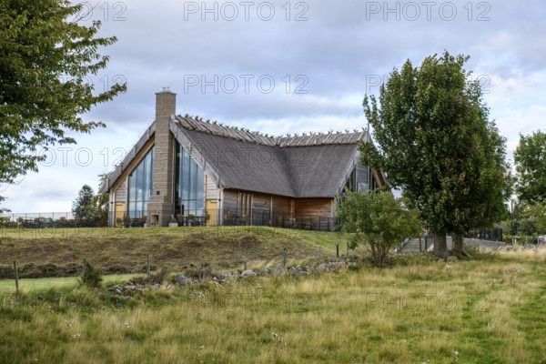 Naturum and Café Doppingen, Naturum Hornborgasjön modern thatched building with glass front and