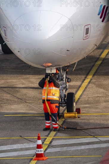 Ground crew installs ground power, power supply for the aircraft after stopping at the parking