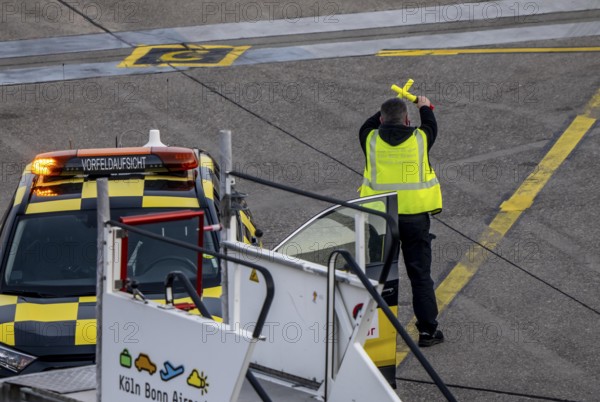 Instructor, apron supervision, an aircraft, after landing, at the parking position, at the