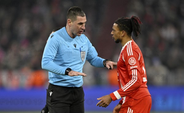 Referee Referee Rade Obrenovic (SVN) Gesture Gesture in conversation Discussion with Michael Olise