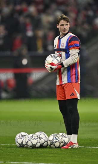Warm-up training goalkeeper Jonas Urbig FC Bayern Munich FCB (40) with balls, football UEFA