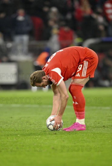 Harry Kane FC Bayern Munich FCB (09) takes the ball for a penalty, penalty kick football UEFA