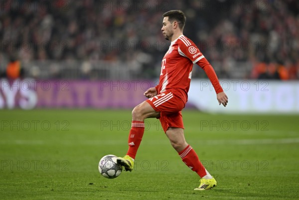 Raphael Guerreiro FC Bayern Munich FCB (22) Action on the ball Football UEFA Champions League, CL,