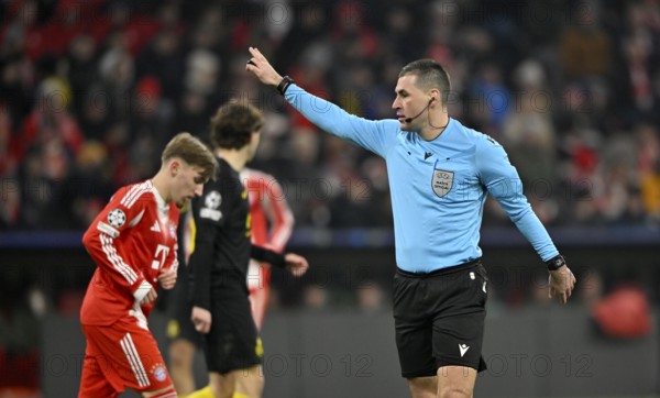 Referee Referee Rade Obrenovic (SVN) Gesture Gesture Lennart Karl Bayern Munich FCB (42) Football