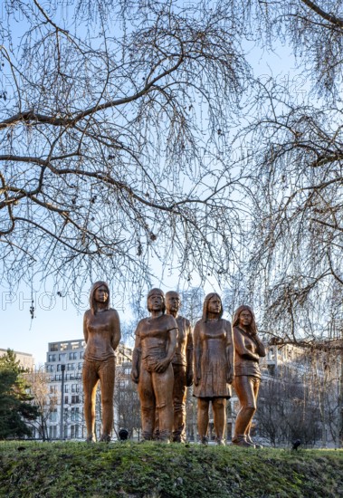 Group of figures on the grounds of the Hessian State Representative, In den Ministergärten, Berlin,