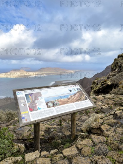 Guide along the Camino de Guatifay to Playa de Baja el Risco with a view of the island of La