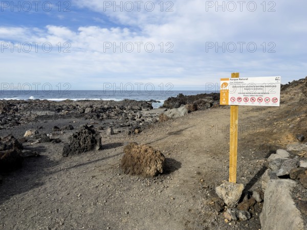 Guide on the Ruta de Litoral hiking trail through the southern volcanic fields of the Timanfaya