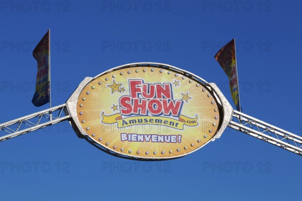 Close-up of Fun Show traveling amusement ride park banner with French word bienvenue spelled out in