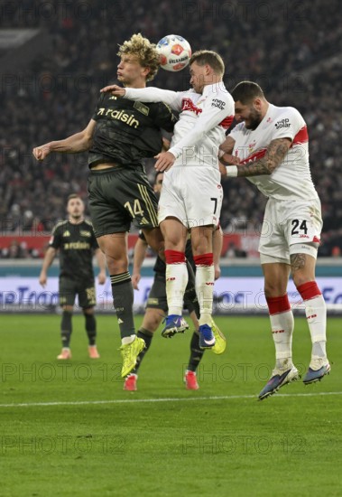 Header duel duel action eopold Querfeld 1. FC Union Berlin FCU (14) against Maximilian Mittelstädt