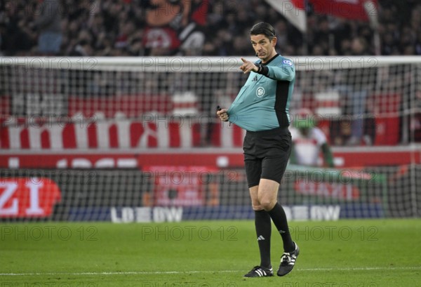 Referee Deniz Aytekin gesture gesture pulls on own jersey, shirt pulling, MHPArena, MHP Arena