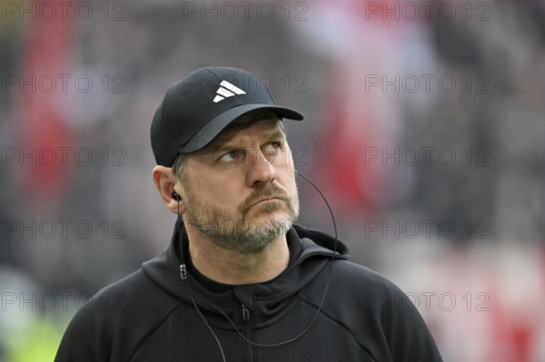 Coach coach Steffen Baumgart 1. FC Union Berlin FCU portrait looking up MHPArena, MHP Arena