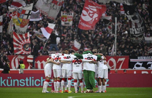 Team building, circle of the team in front of the start of the VfB Stuttgart game in front of fan
