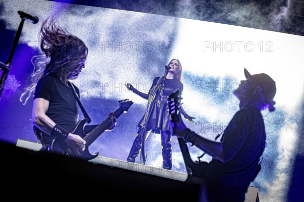 Guitarists Mark Jansen and Isaac Delahaye with singer Simone Simons from Epica, live on Arcane