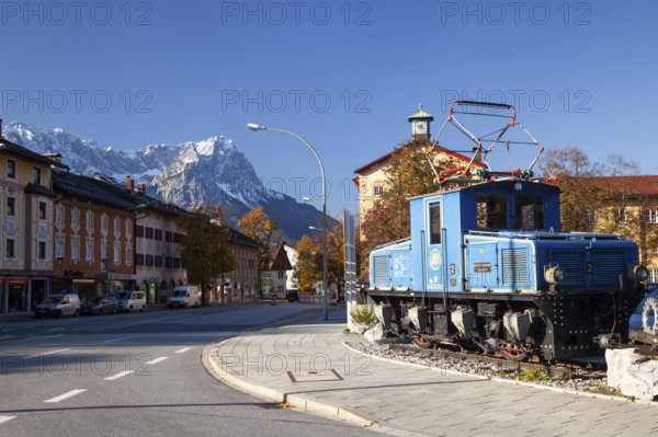 Garmisch, cityscape with cogwheel railway and Zugspitze, autumn, Garmisch-Partenkirchen, Upper